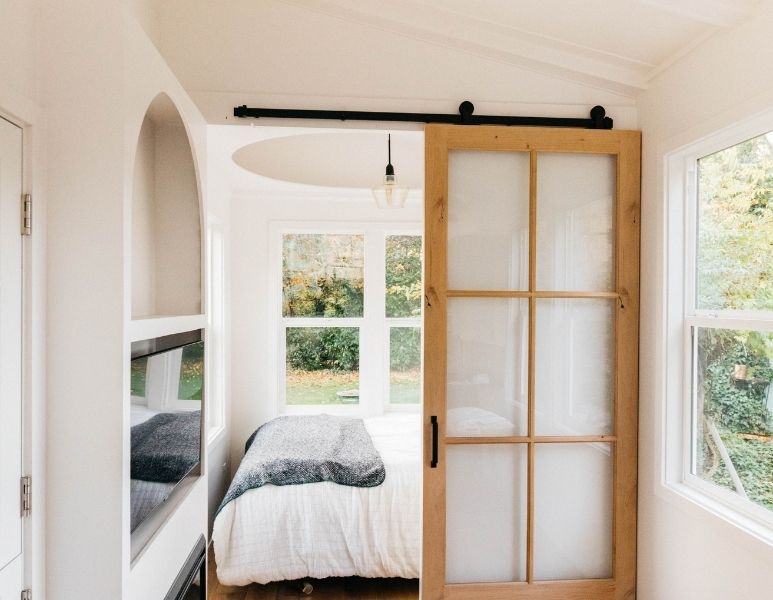 Tiny house chambre à coucher bois et couleur blanche